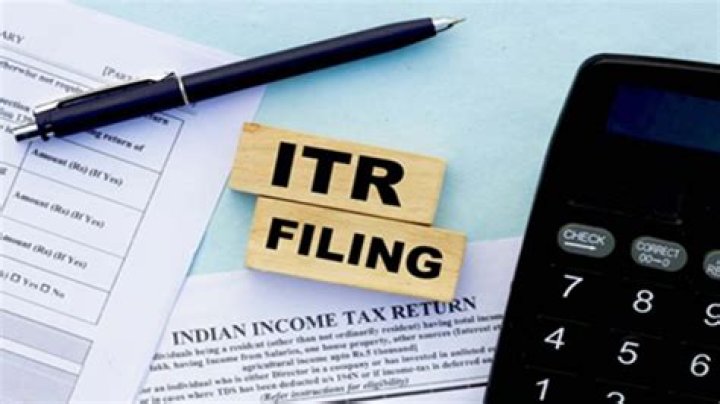 Can insurance agents file ITR 4?