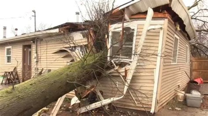 Can strong winds damage car?
