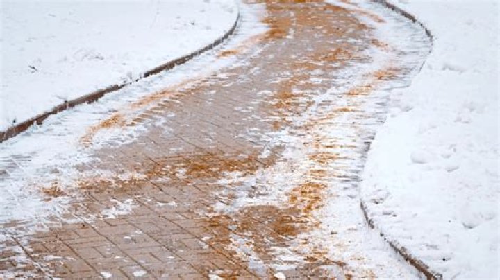 Does baking soda melt ice on sidewalks?