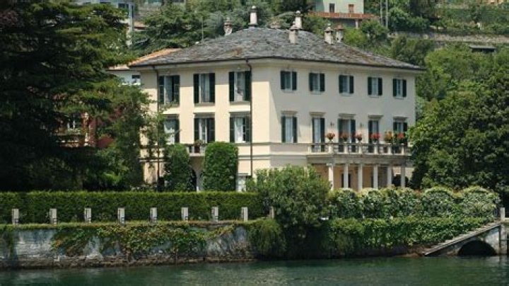 Does Brad Pitt have a house on Lake Como?
