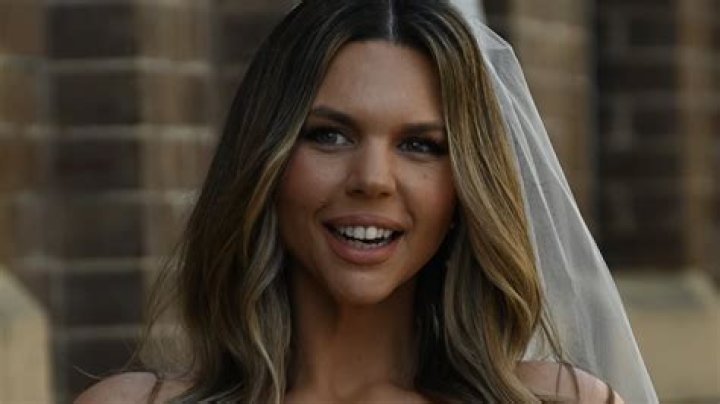 Does Cagney get married?