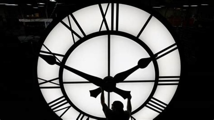 Does Dubai change their clocks?