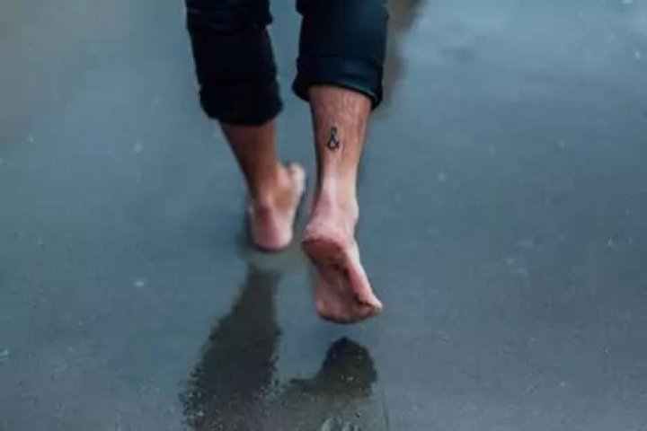 Does walking barefoot make your feet bigger?