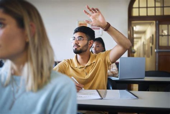 How do students ask questions online class?