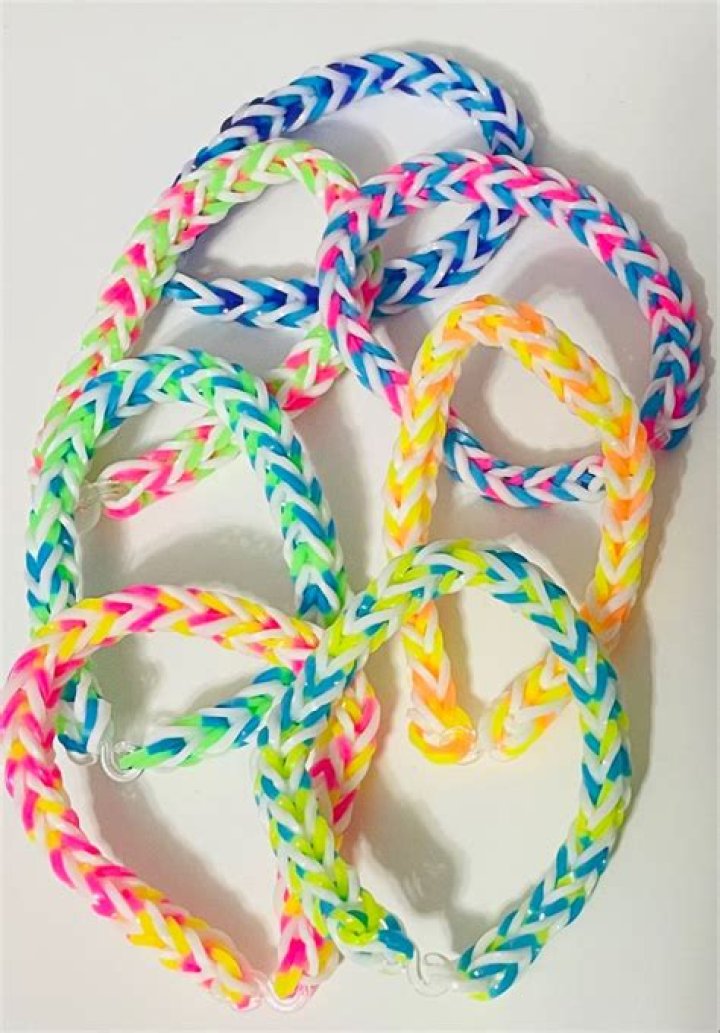 How do you make a rubber band loop?