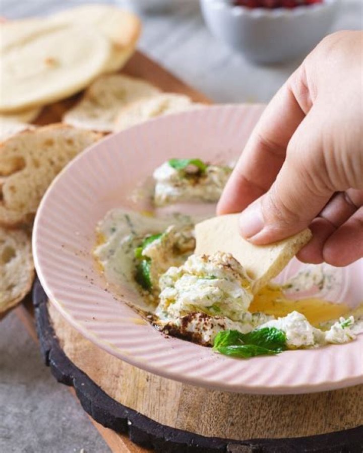 How long can labneh be left out?