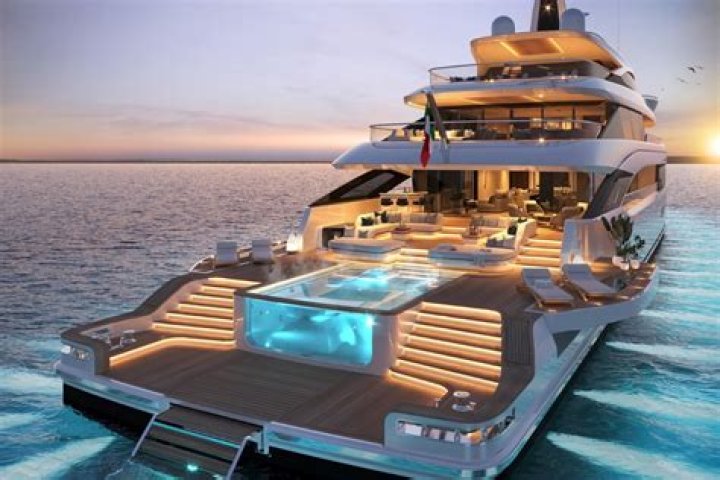 How much does a chief stew on a super yacht make?