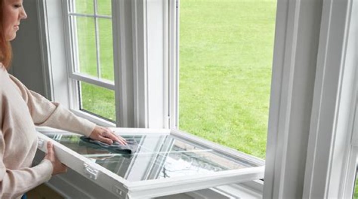 How much white vinegar do I use to clean windows?