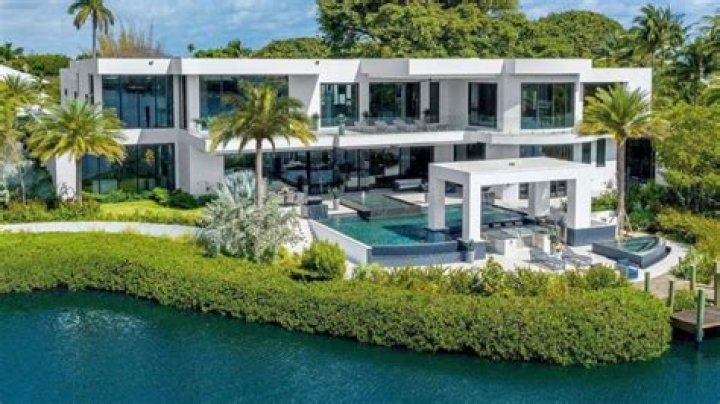 Is 800000 expensive for a house?