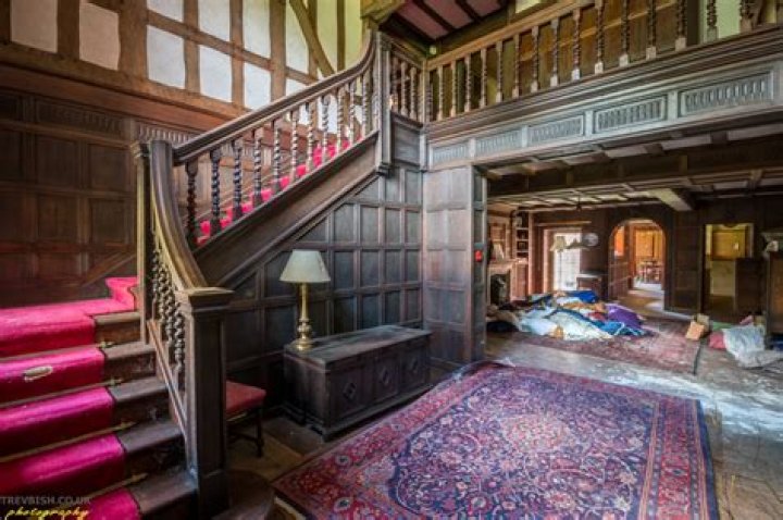 Is Hook End Manor still abandoned?