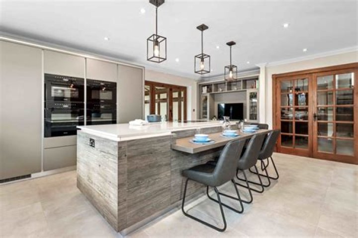 Is it better to sell a house empty or occupied?