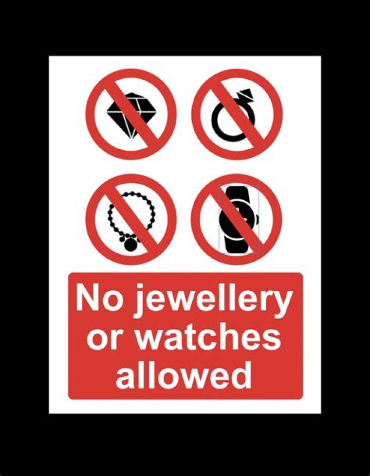 Is jewellery allowed in flight?
