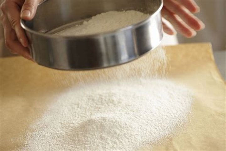 Should flour be sifted before or after measuring?