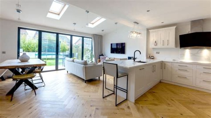 Should kitchen and dining room floor be the same?