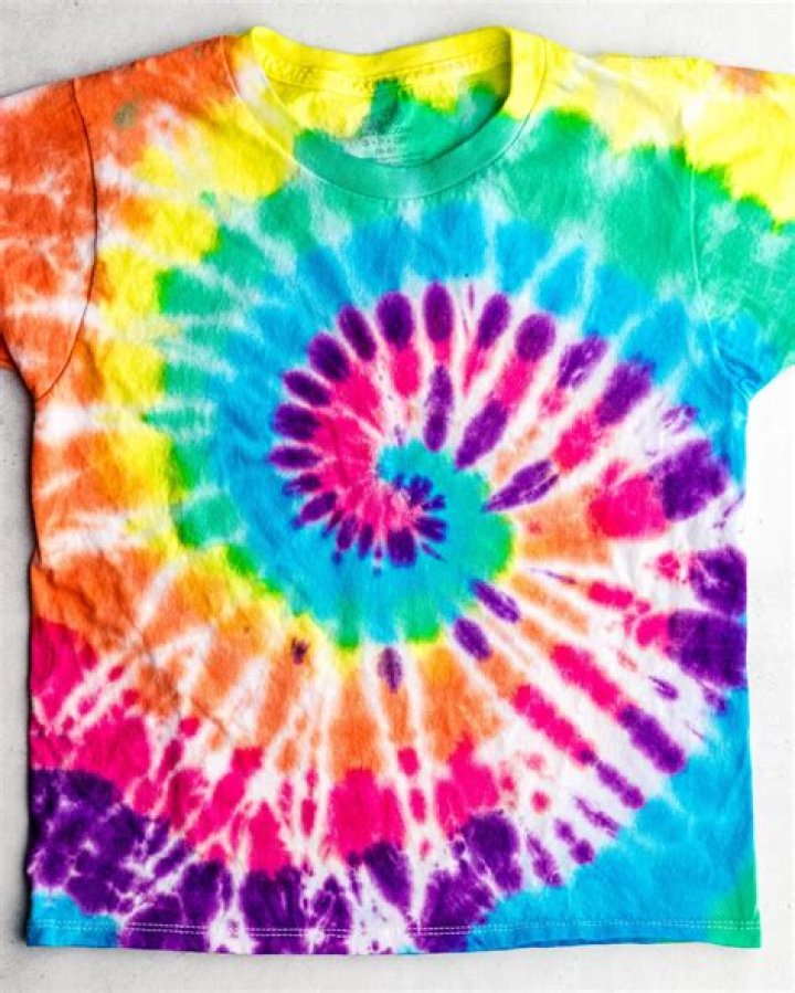 What does soda ash do for tie-dye?