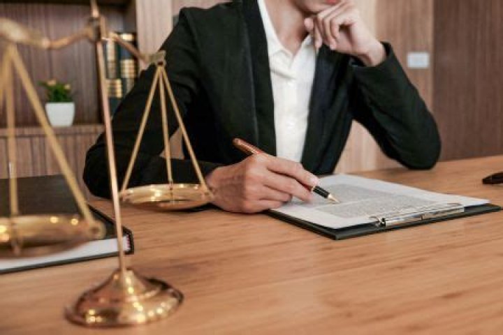 What happens to a trust when a trustee dies?