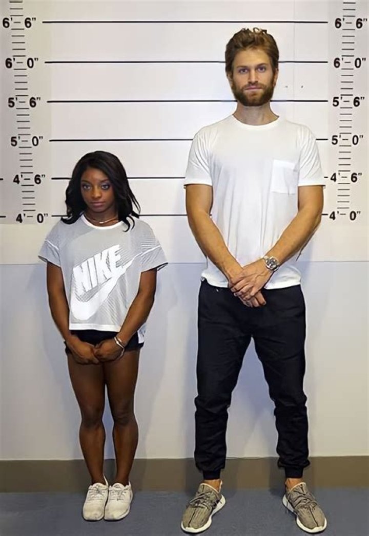 What is Simone Biles height & weight?