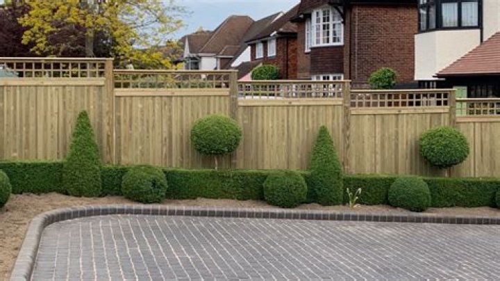 Which boundary fence is my responsibility UK?