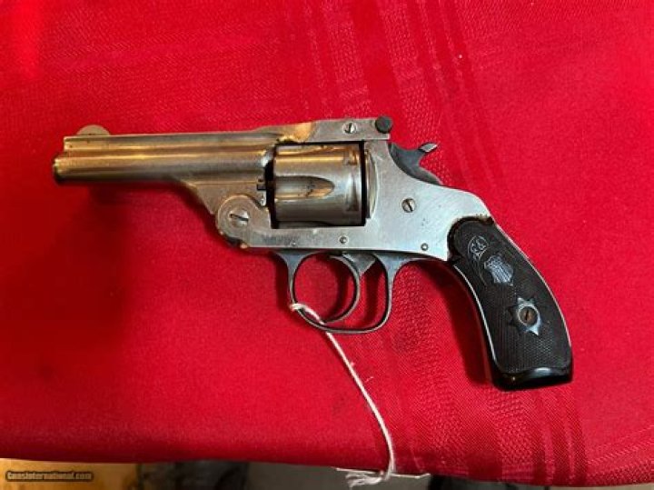 Who makes a 32 caliber revolver?