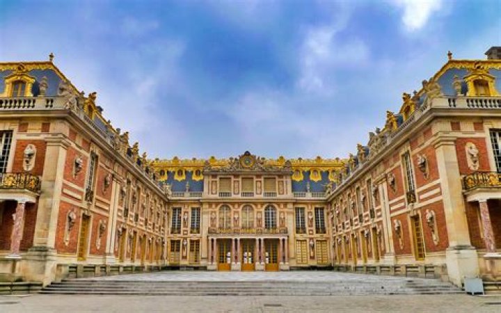 Who owns Versailles Palace?
