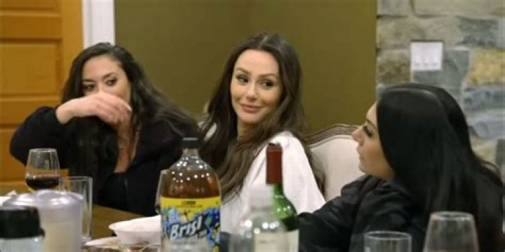Why did Deena look different in season 6?