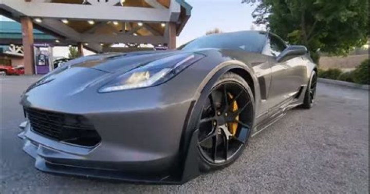 Will a Hellcat beat a Corvette?